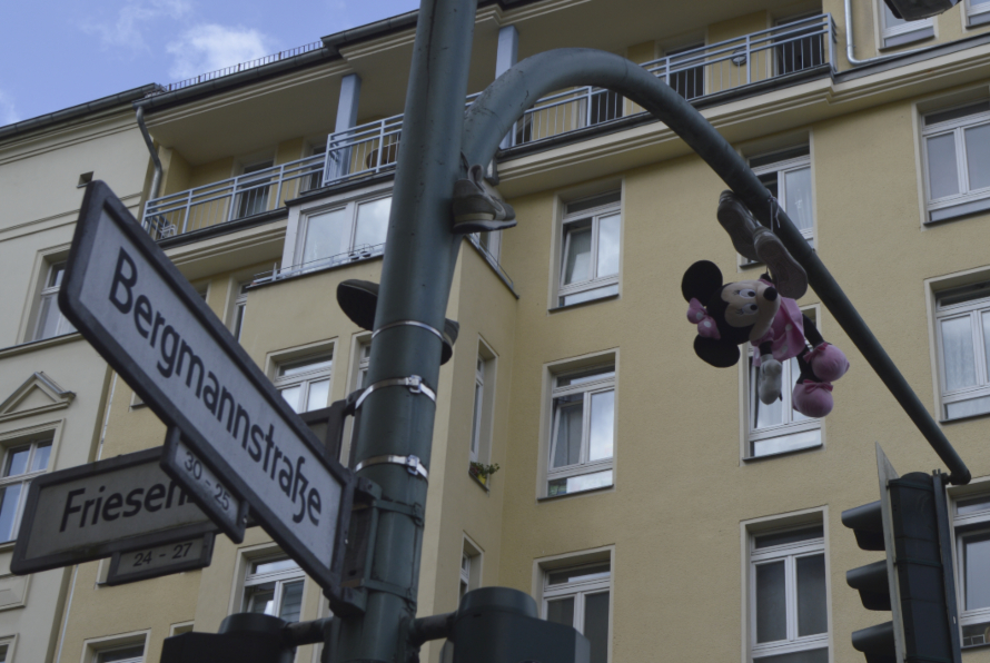 Bergmannstrasse_Strassenschild_Friesenstrasse