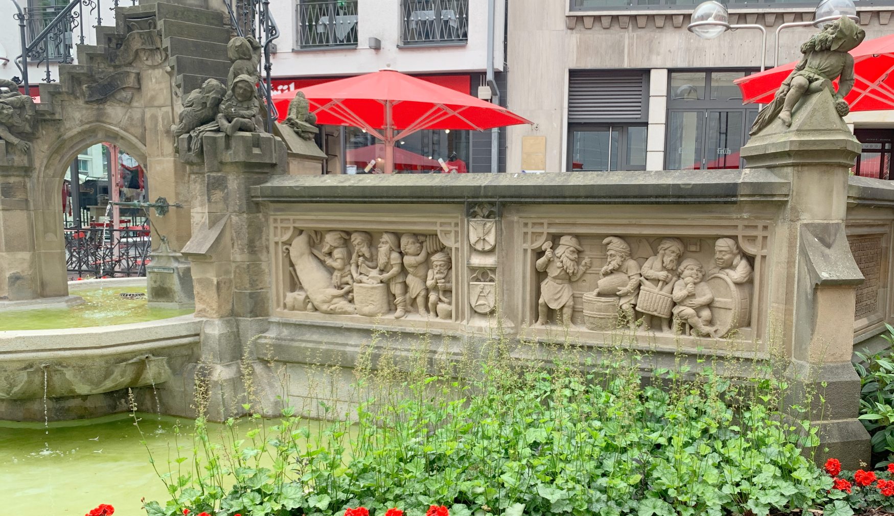 Heinzelmannchenbrunnen_in_Kln_am_Hof